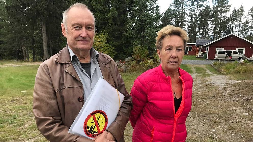 Eero Heinonen och Ylva Westerlund företräder de arga byborna i Skälgården.