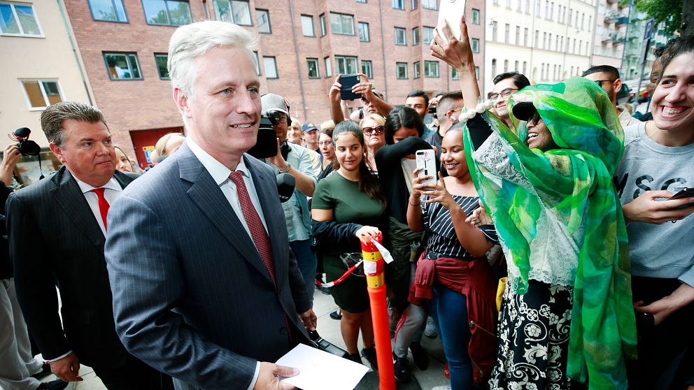 Robert C. O'Brien, Special Envoy Ambassador, på väg in till säkerhetssalen i Stockholms tingsrätt under den uppmärksammande rättegången mot hiphopartisten Asap Rocky.