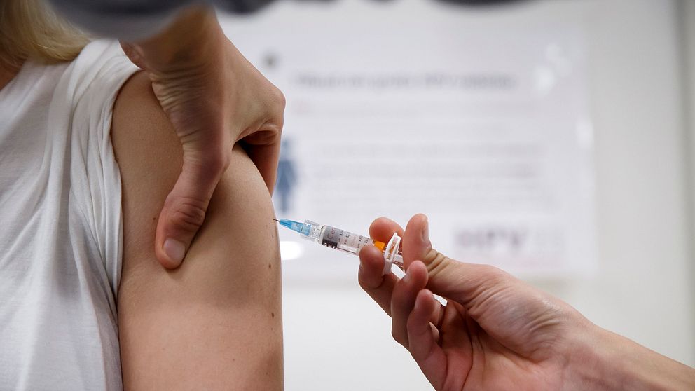 En kvinna som får en spruta med HPV-vaccin.