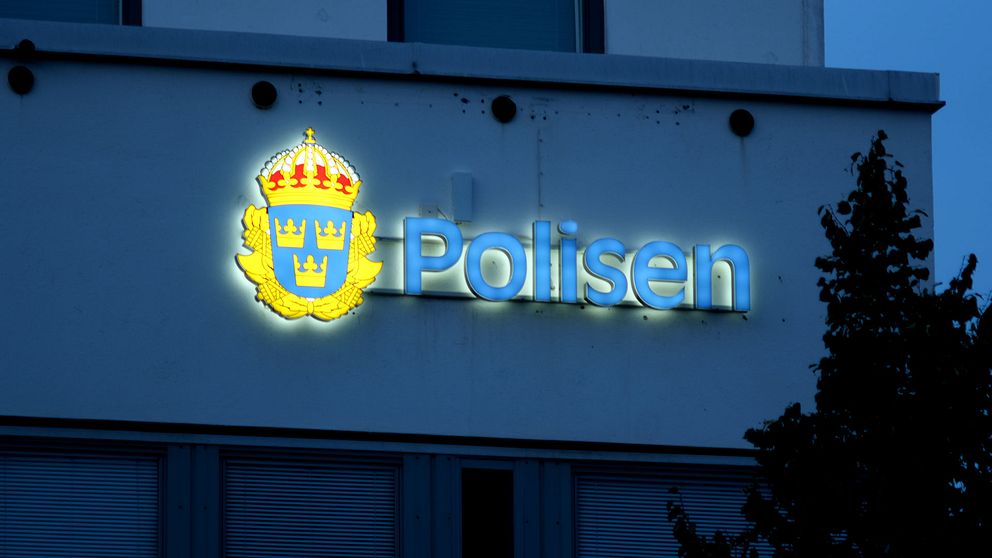 Polishuset Örebro, exteriör skylt