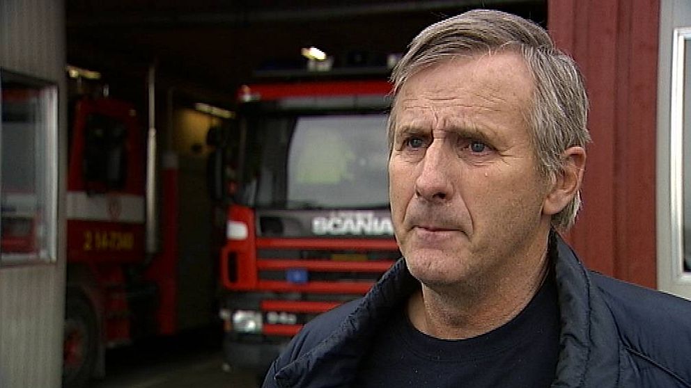 Intervjubild på Håkan Karlsson, deltidsbrandman i Hallen, Åre kommun, framför en av brandbilarna på stationen