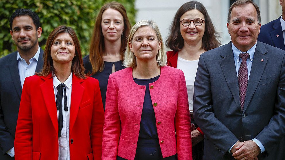 Ministrarna Ardalan Shekarabi, Eva Nordmark, Åsa Lindhagen, Magdalena Andersson, Anna Ekström och Stefan Löfvenutanför länsresidenset i Jönköping.