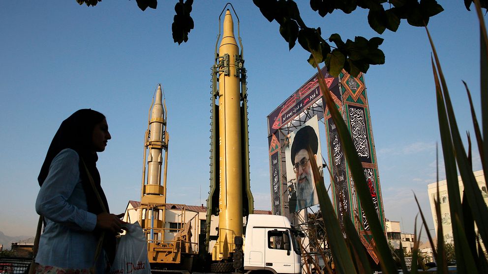 Irans mobila och markbaserade ballistiska medeldistansrobotar Ghadr-H och Sejjil visas upp i huvudstaden Teheran den 24 september 2017.