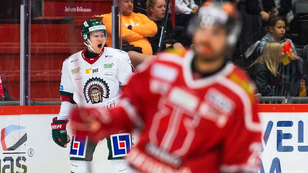 Frölundas Rhett Rakhshani jublar efter att han gjort 1-1 under ishockeymatchen i SHL mellan Örebro och Frölunda den 21 september 2019 i Örebro.