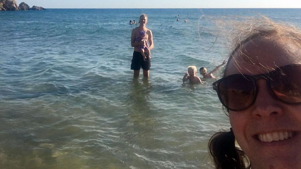 Famljen Janson Thorfinn badar på Kreta