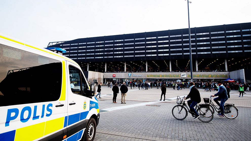 En polisbil utanför arenan inför fotbollsmatchen i Allsvenskan mellan Malmö FF och AIK den 9 april 2018 i Malmö.