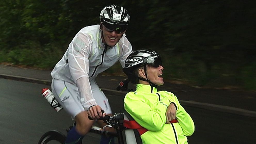 Full rulle på tvilling-bröderna Mondrup under en triathlontävling i Helsingör nyligen. Äldre brodern Steen kör Peder, som är cp-skadad, på en specialbyggd cykel med en stol ovanpå framhjulet.