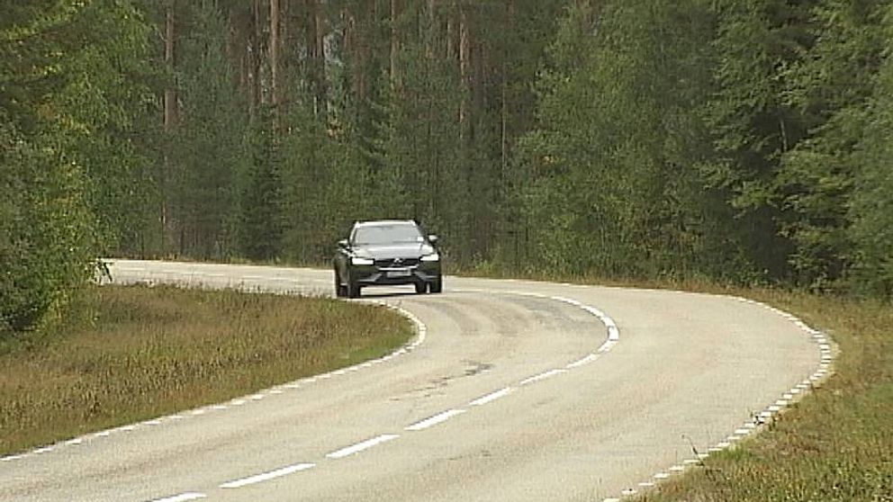 Bil i en kurva på väg 535 mellan Åsarna och Ljungdalen