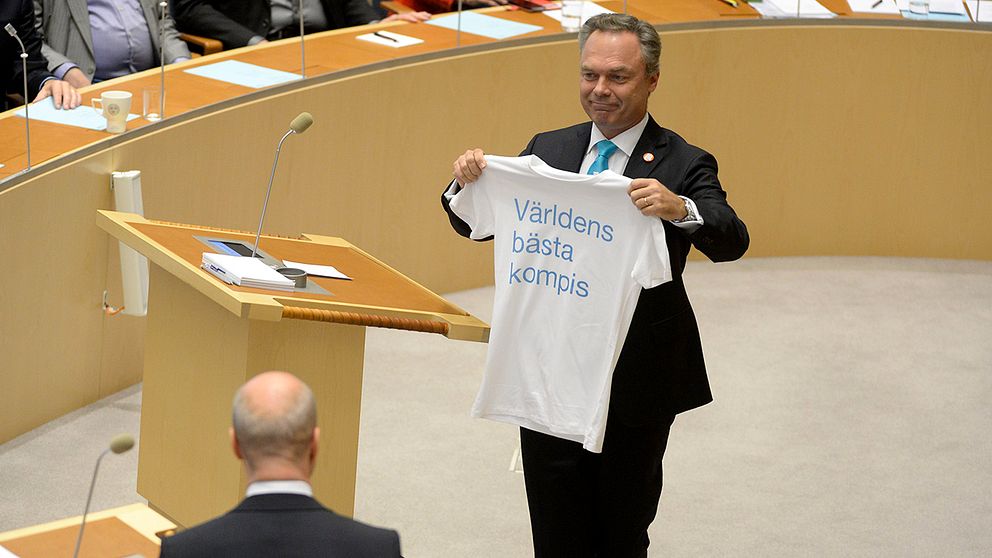 FP-ledaren överlämnar t-tröja till Fredrik Reinfeldt