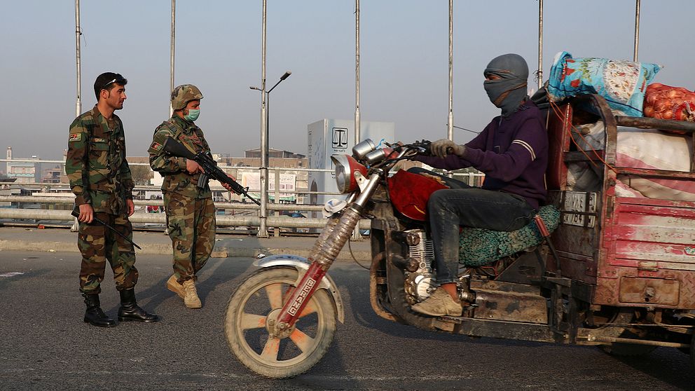 Soldater från den nationella militären i Afghanistan håller koll vid en gränskontroll i Kabul inför valet på lördag.