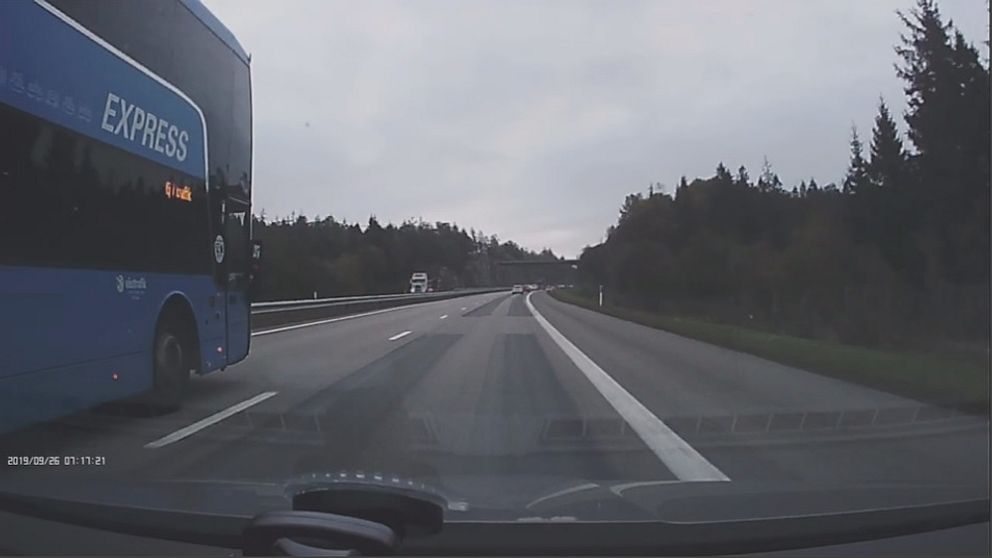 Blå västtrafikbuss på motorväg.