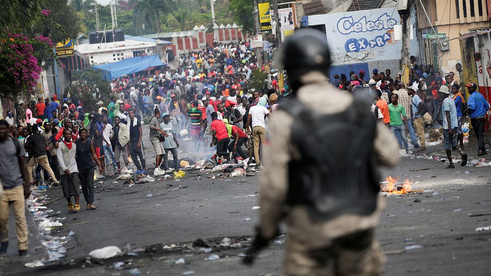 Tusentals människor i Haitis huvudstad Port-au-Prince protesterade mot landets president Jovenel Moïse på fredagen.
