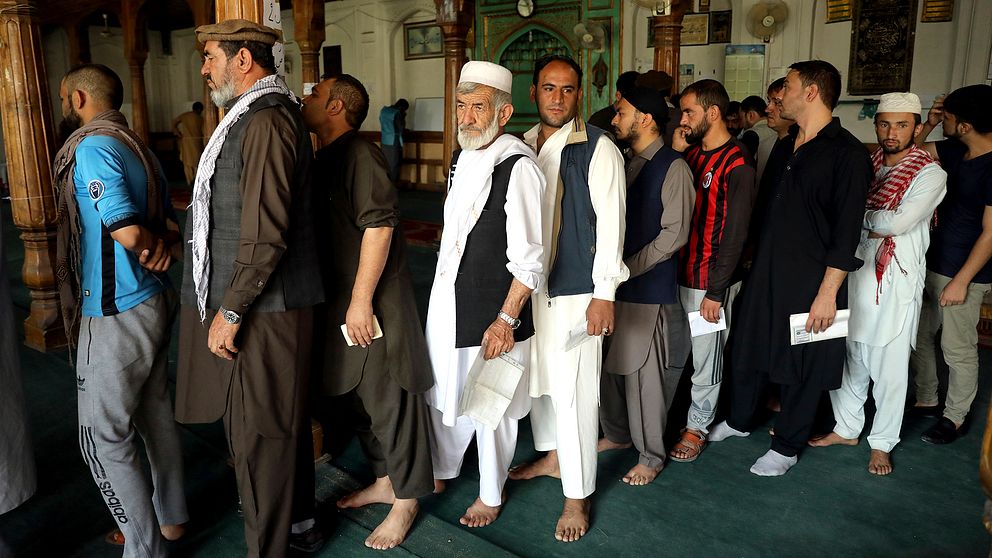 Trots hot om våld under valdagen har det varit köer till vallokalerna i Afghanistan. Här köar folk till en vallokal i huvudstaden Kabul.