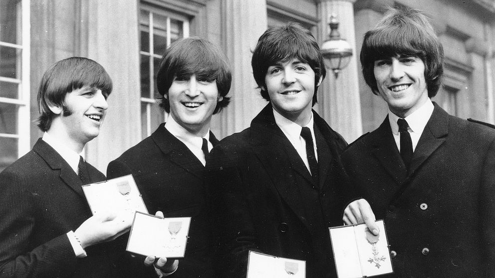 The Beatles-medlemmarna Ringo Starr, John Lennon, Paul McCartney och George Harrison vid en ceremoni vid Buckingham Palace i London 1965.