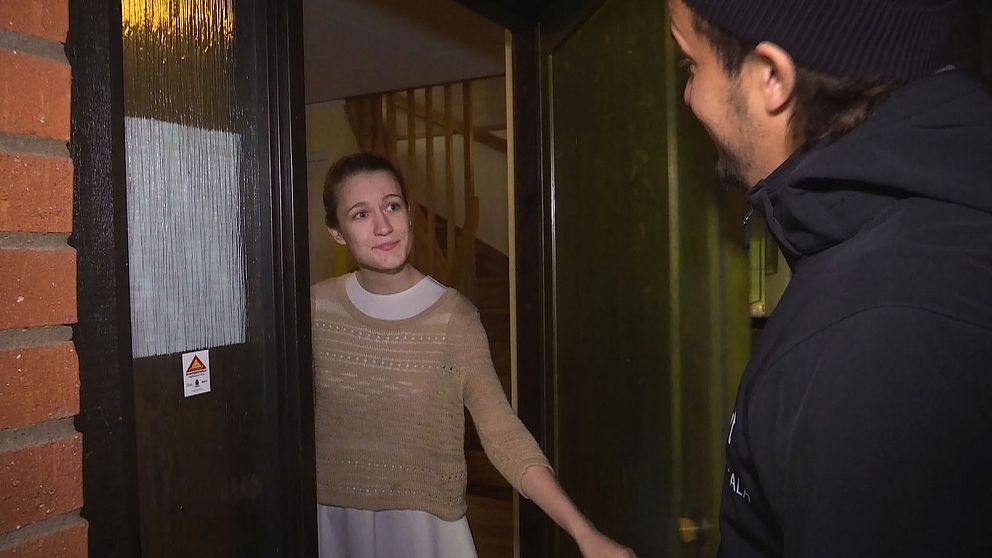 Intervjupersonen, Thess Lorin, öppnar dörren för SVT:s reporter. Thess hyrde en lägenhet och betalade överhyra.