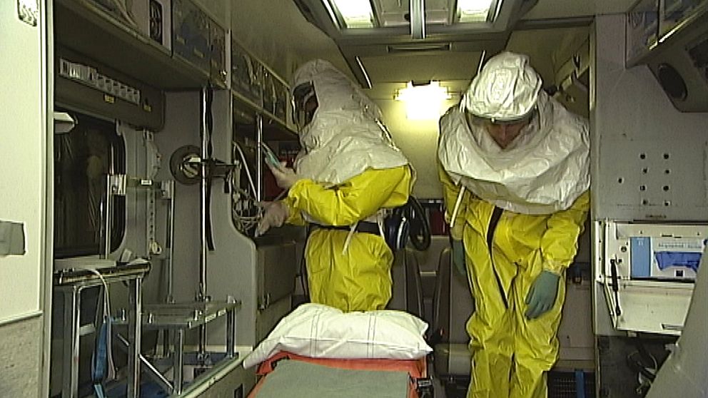 Svenska myndigheter har nu beslutat att skicka hjälparbetare till Västafrika för att delta i bekämpningen av Ebola. På onsdagen visade man upp hur en eventuellt smittat svensk ska kunna flygas hem på ett säkert sätt för att få vård på landets enda specialklinik vid US i Linköping.