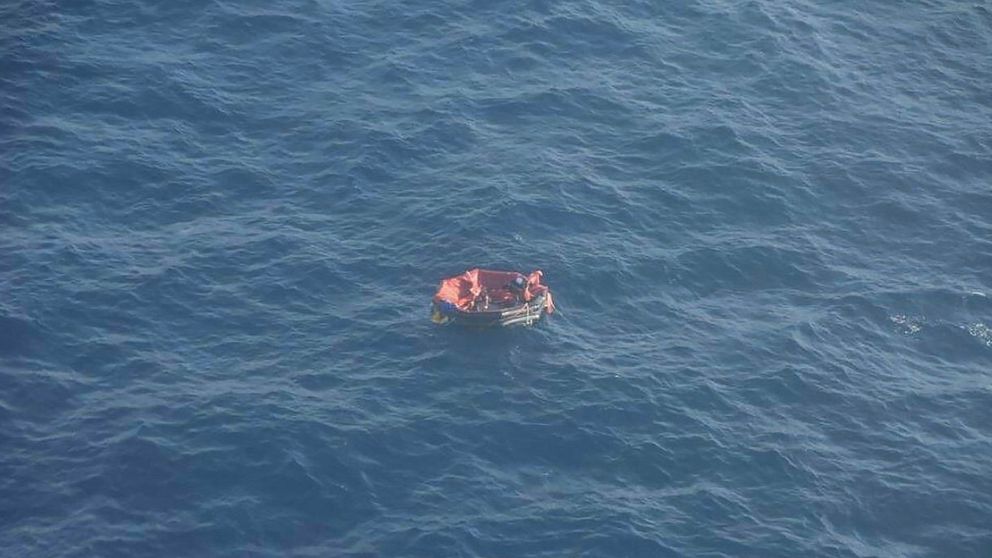 En bild på de tre besättningsmedlemmar som under lördagen räddades. 11 personer saknas fortfarande när räddningsarbetet fortsätter på måndagen.