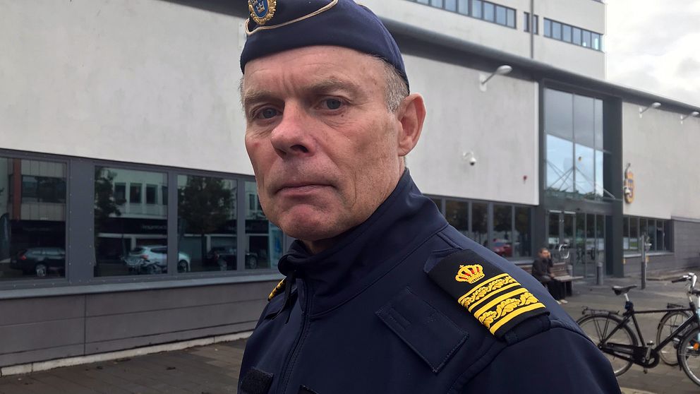 Sven Holgersson, lokalpolisområdeschef i Helsingborg, utanför polishuset.