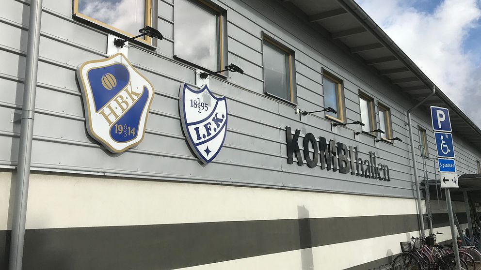Kombihallen utifrån, med sköldar för HBK och IFK.