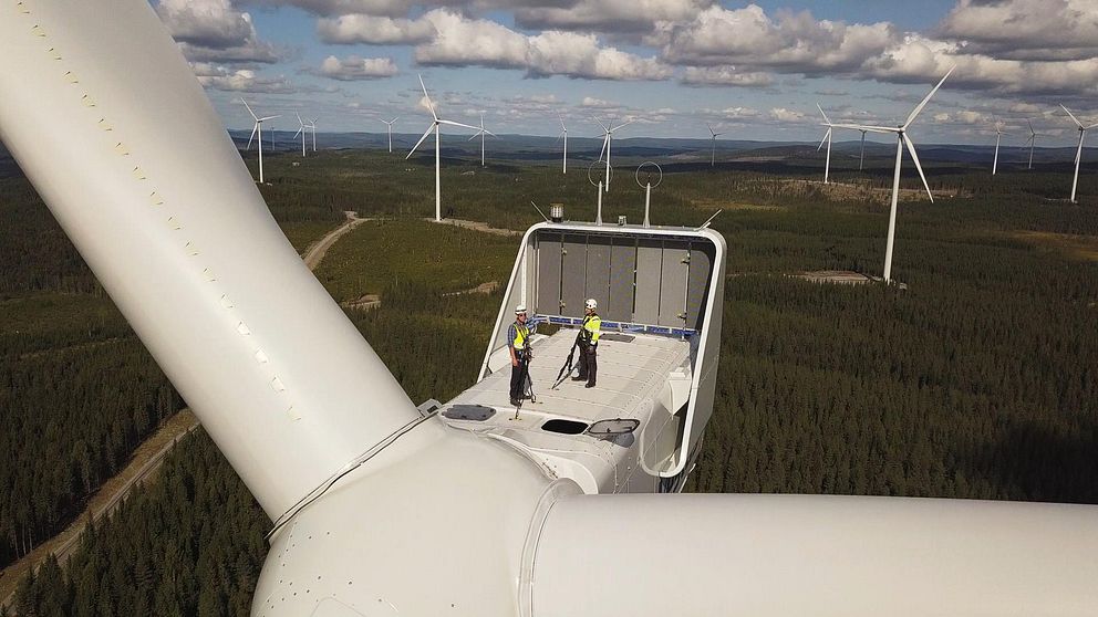 Två människor på ett vindkraftverk
