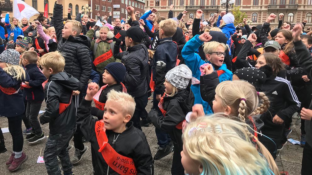 Skolbarn i Sundsvall dansar för världens barn