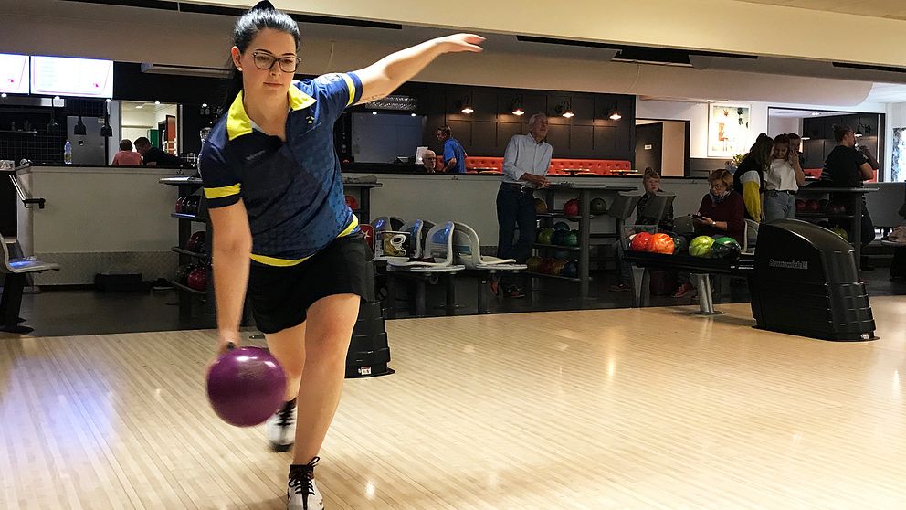 Sandra Andersson slår ett bowlingslag.