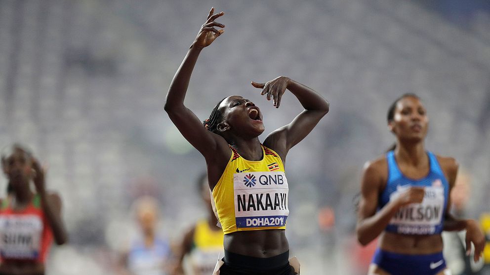 Halimah Nakaayi jublar efter VM-guldet på 800 meter.