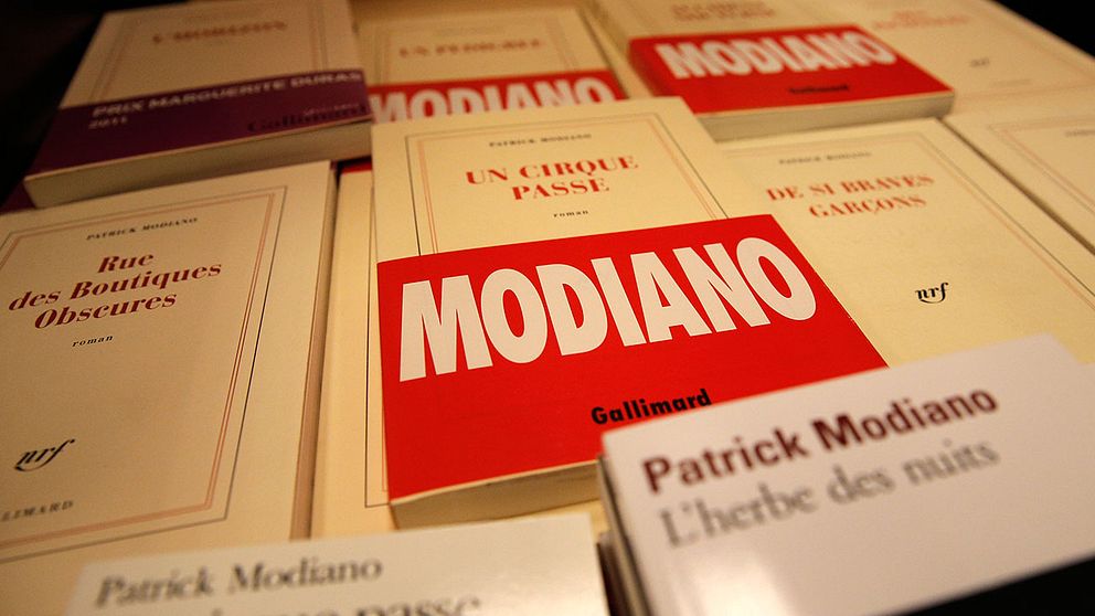 Titlar av Modiano visas upp i en bokhandel i Paris.