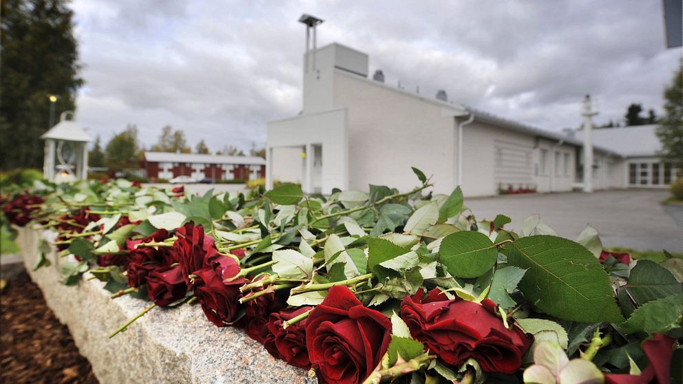 Rosor som lagts ut utanför yrkesskola i Kauhajoki där tio personer dödades under 2008.