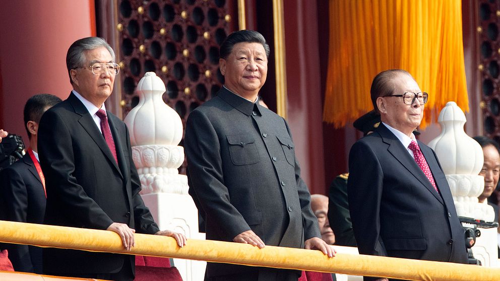 Kinas president Xi Jinping (mitten) och före detta presidenterna Jiang Zemin (höger) och Hu Jintao (vänster) i Peking den 1 oktober 2019.