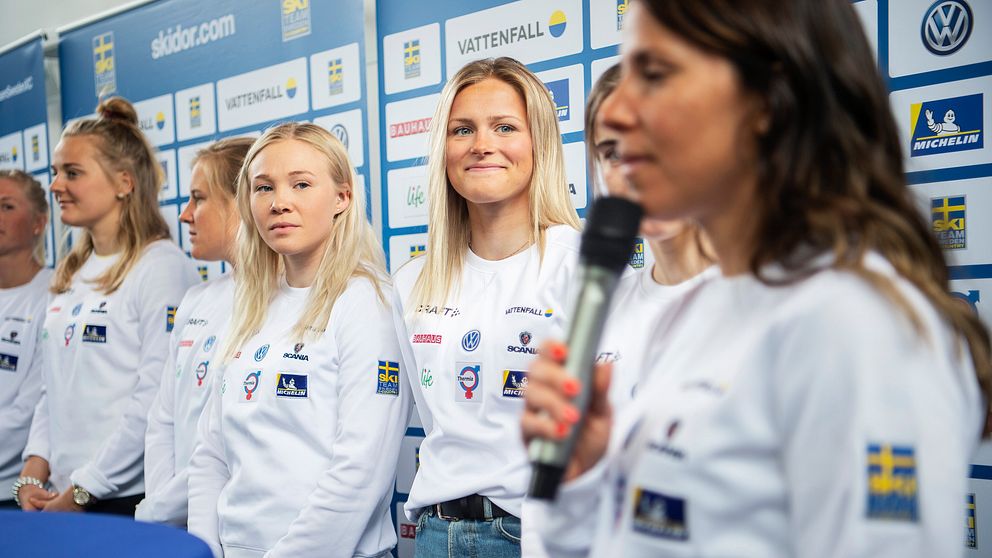 Stina Nilsson, Hanna Falk, Jonna Sundling, Frida Karlsson och Charlotte Kalla under en presskonferens