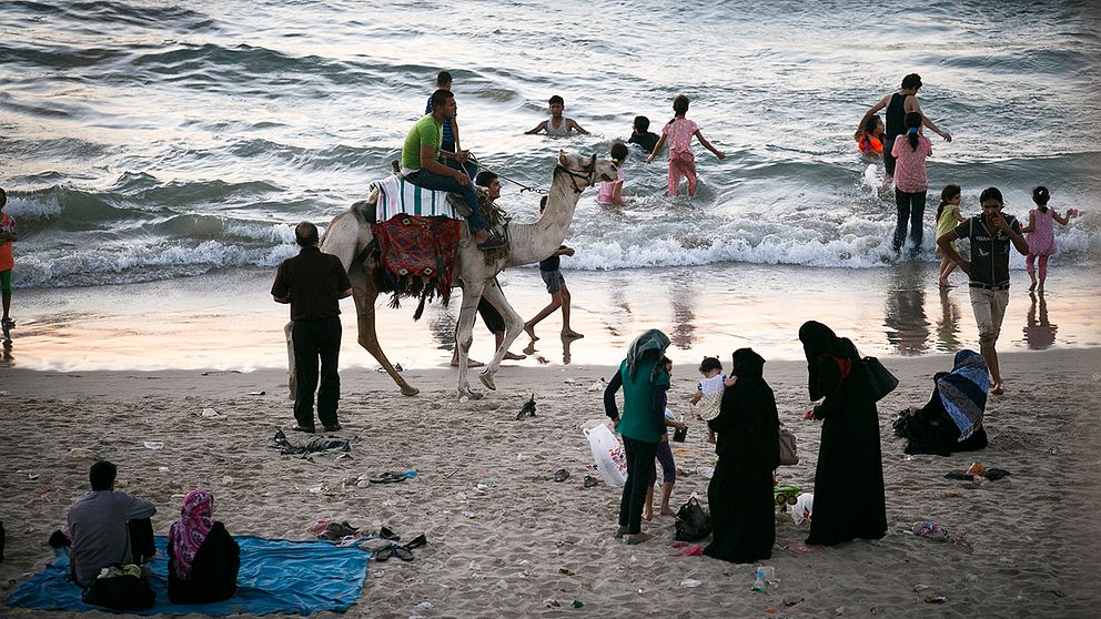 Stranden i Gaza City i Palestina. Efter regeringens besked att erkänna Palestina väntas man nu fatta fler kontroversiella beslut. Bland annat ett erkännande av Västsahara.