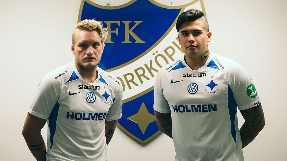 Simon Eriksson och Douglas ”HortyGoose” Dahlberg i IFK-tröjor