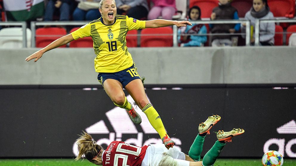 Sveriges Fridolina Rolfö i aktion under fredagens EM-kvalmatch mellan Ungern och Sverige på DVTK-stadion i Miskolc.