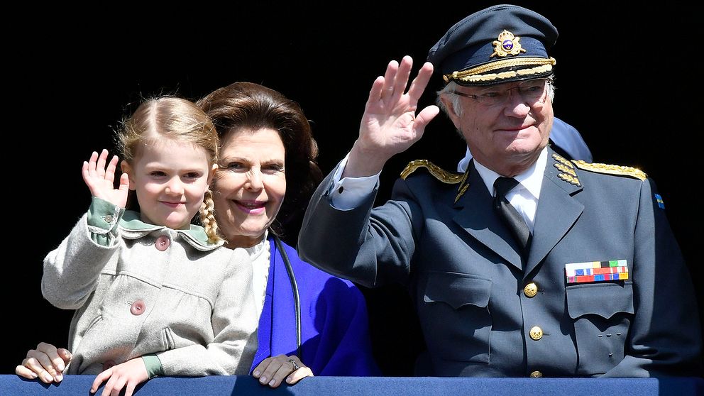 Prinsessan Estelle, drottning Silvia och kungen.