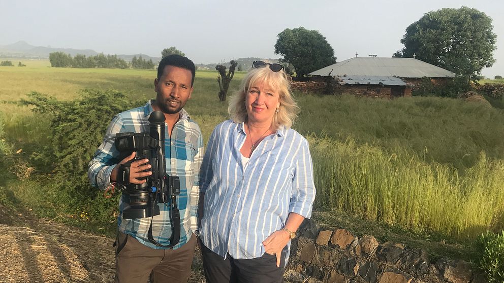 Erika Bjerström tillsammans med fotograf Kumerra Gemechu.