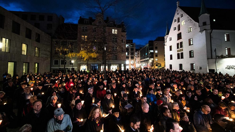 Människor samlades för att hedra offren för terrordådet i den tyska staden Halle, då två människor miste livet.