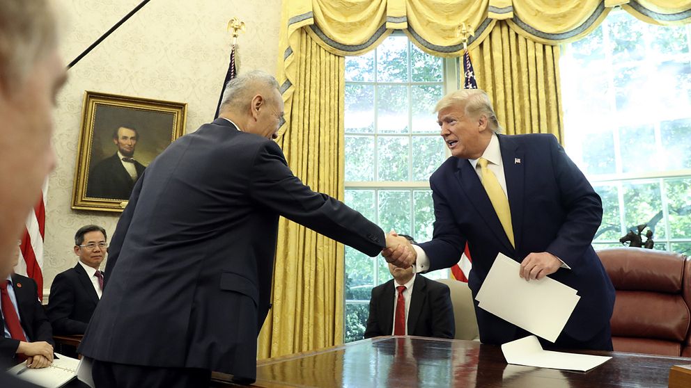 Den kinesiske vice premiärministern Liu He skakar han med USA:s president Donald Trump efter mötet.