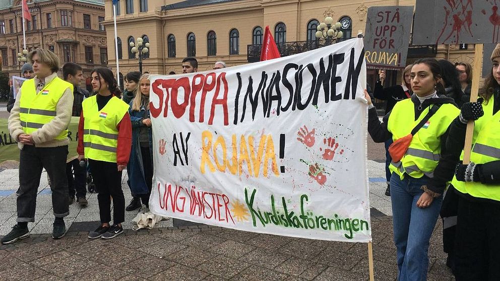 Manifestation för kurderna i Syrien på torget i Sundsvall.