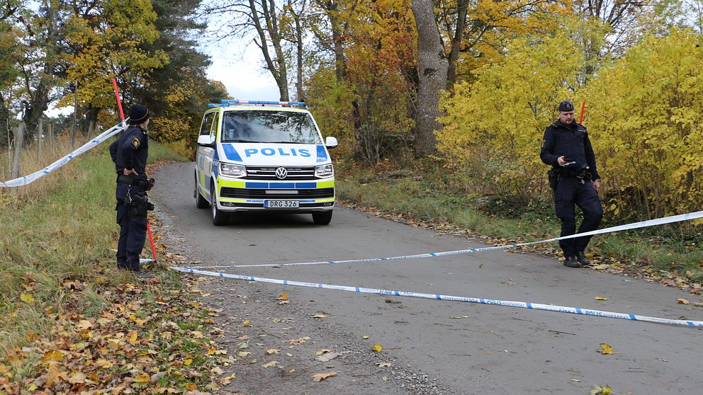 Polis arbetar i närheten av fyndplatsen.