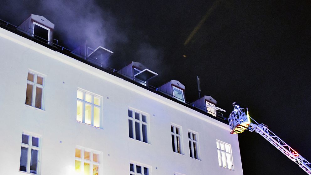 En okänd person misstänks ha anlagt branden som orsakade skador på en lägenhet och två personer som fördes till sjukhus.