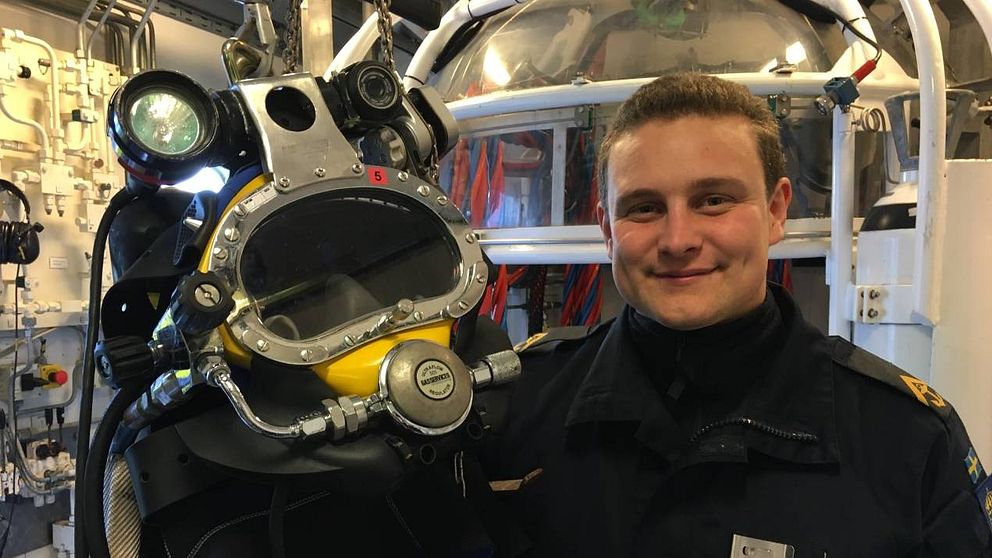 Dykaren Joakim Nilsson visar upp modernare och äldre dykarutrustningar.