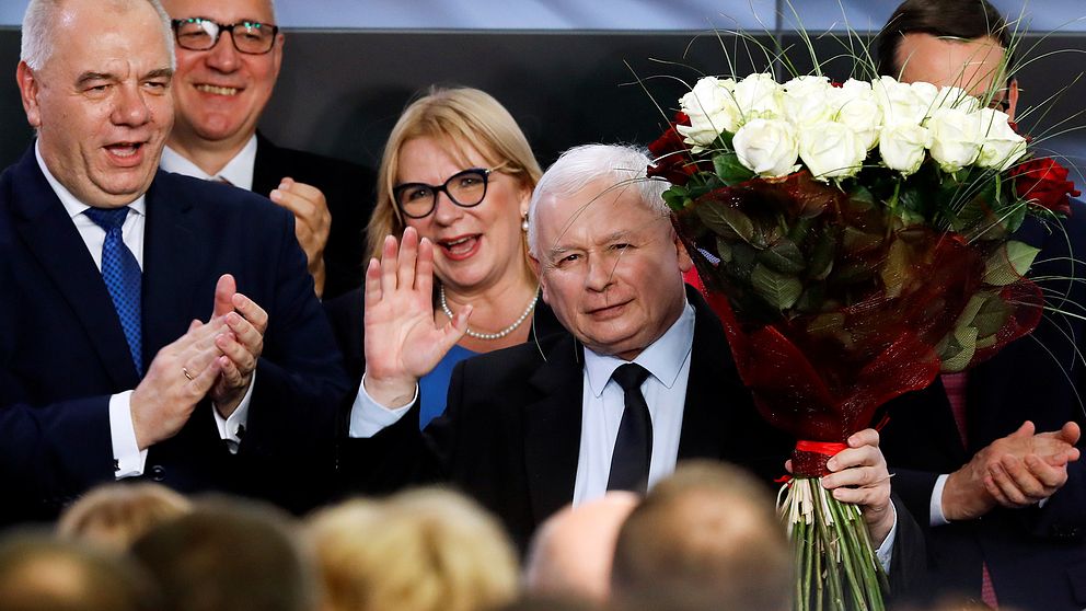 Polske PIS-ledaren Jaroslaw Kaczynski vinkar