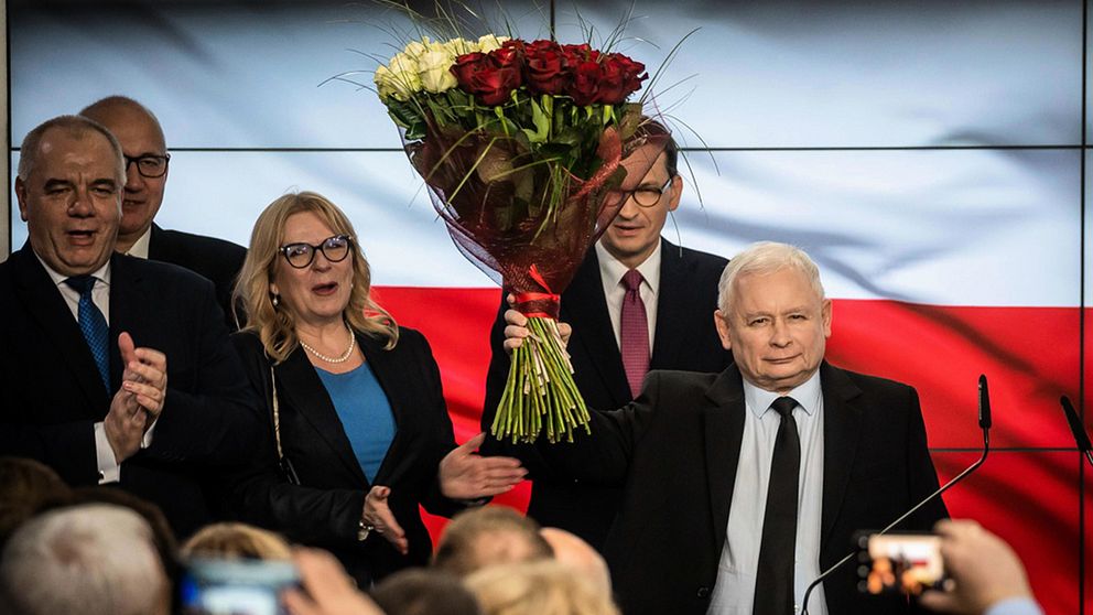 Regeringspartiet Lag och rättvisa vann stort i söndagens parlamentsval. Partiledaren Jaroslaw Kaczynski har utropat sig till segrare.