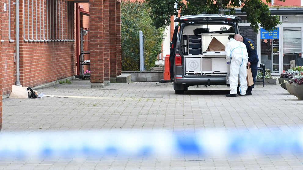 Polisen är på plats efter en explosion utanför polishuset i Staffanstorp tidigt på måndagsmorgonen.