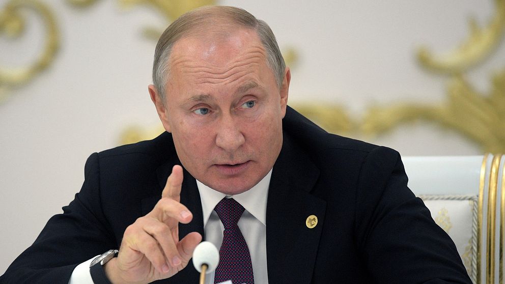 ”En cynisk, men tyvärr rimlig, slutsats är att Rysslands president Putin gnider händerna av förtjusning”, skriver SVT Nyheters Tomas Thorén. På bilden syns Vladimir Putin.