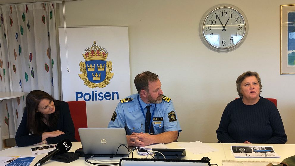 Tre medarbetare hos Polisen sitter vid ett bord och pratar.