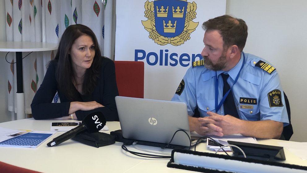 Två polismedarbetare håller presskonferens i Skövde.