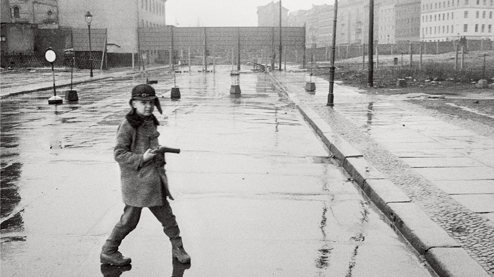 Den svenske fotografen Bernard Larsson var en av de få som kunde fotografera i både öst och väst när Berlinmuren byggdes och delade staden 1961.
