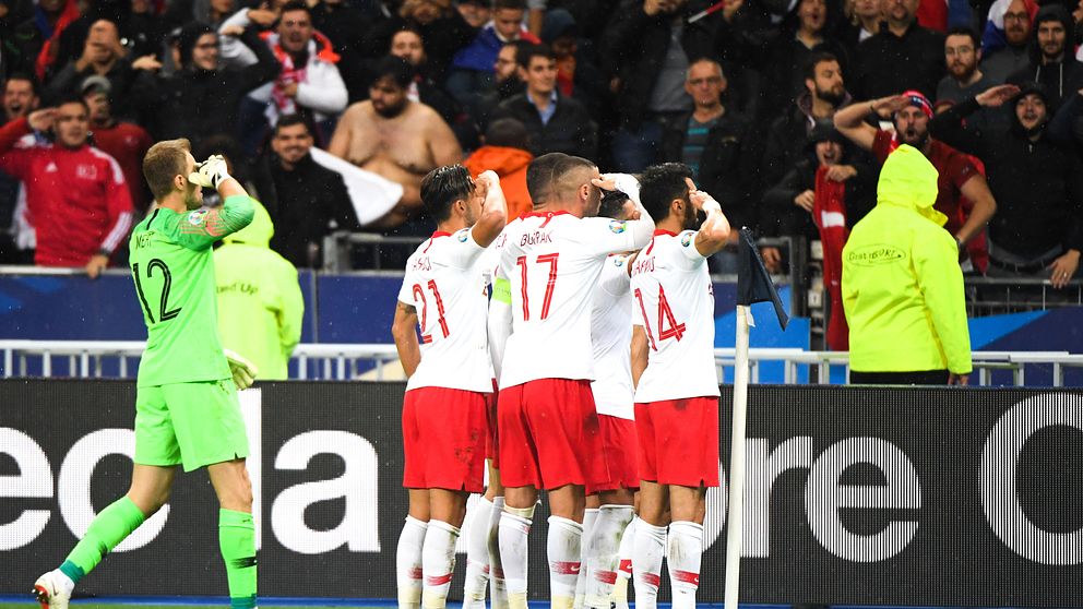 Turkiets landslag gör honnören efter 1-1 borta mot Frankrike i EM-kvalet.